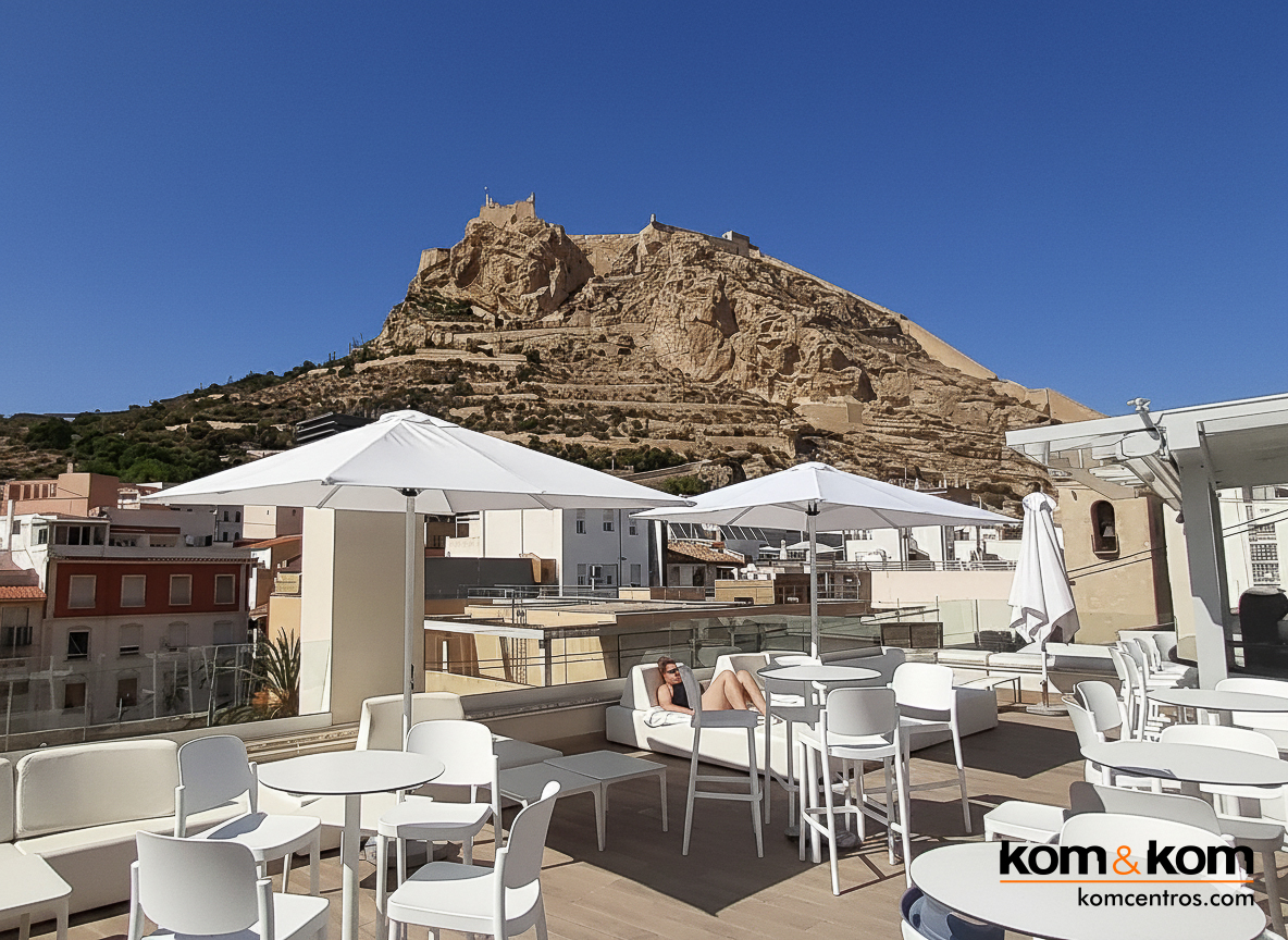 Sombrillas para terrazas. Blancas y cuadradas.